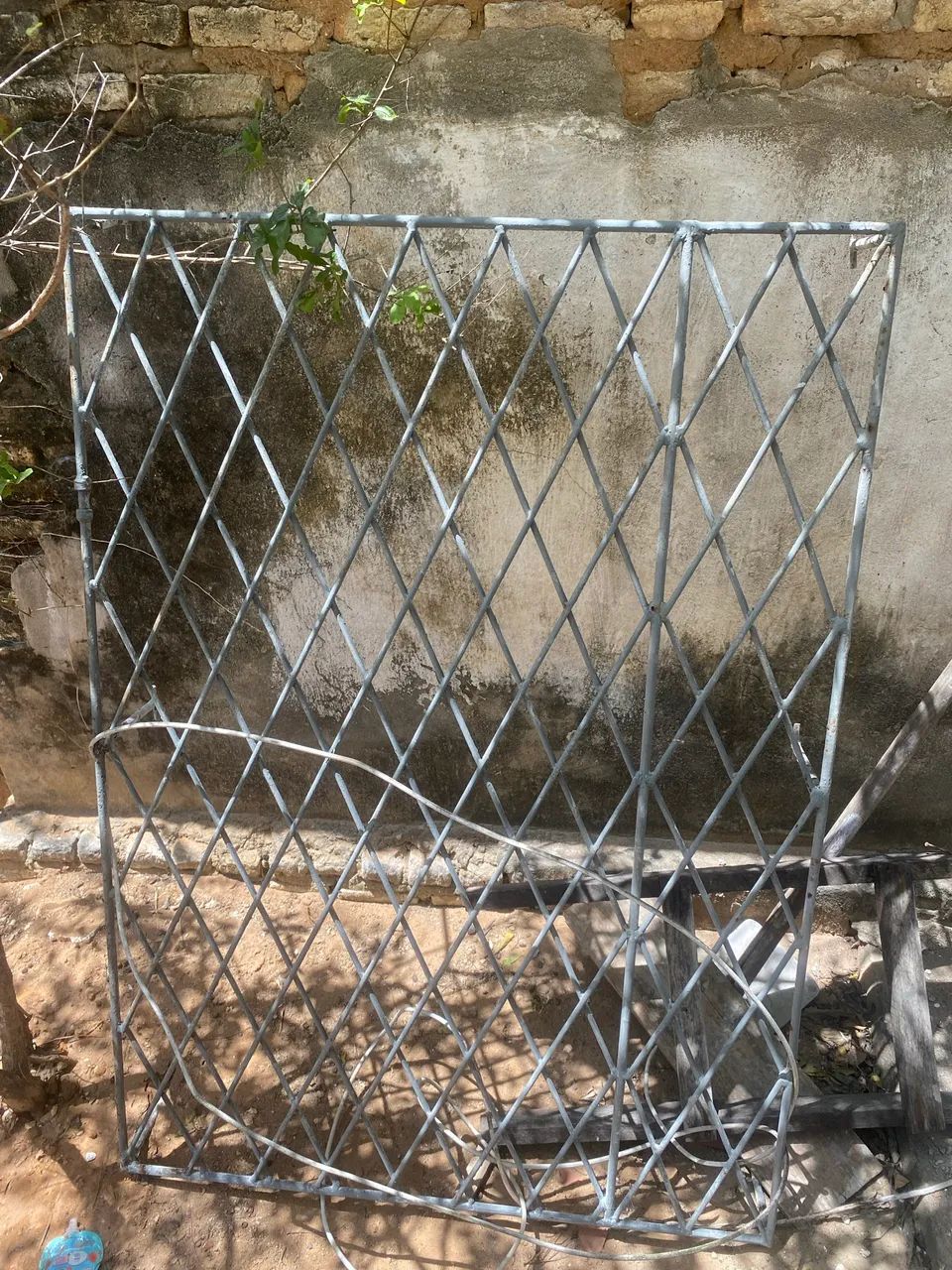 Janela de madeira + grade 120cm x 80cm - Foto 3