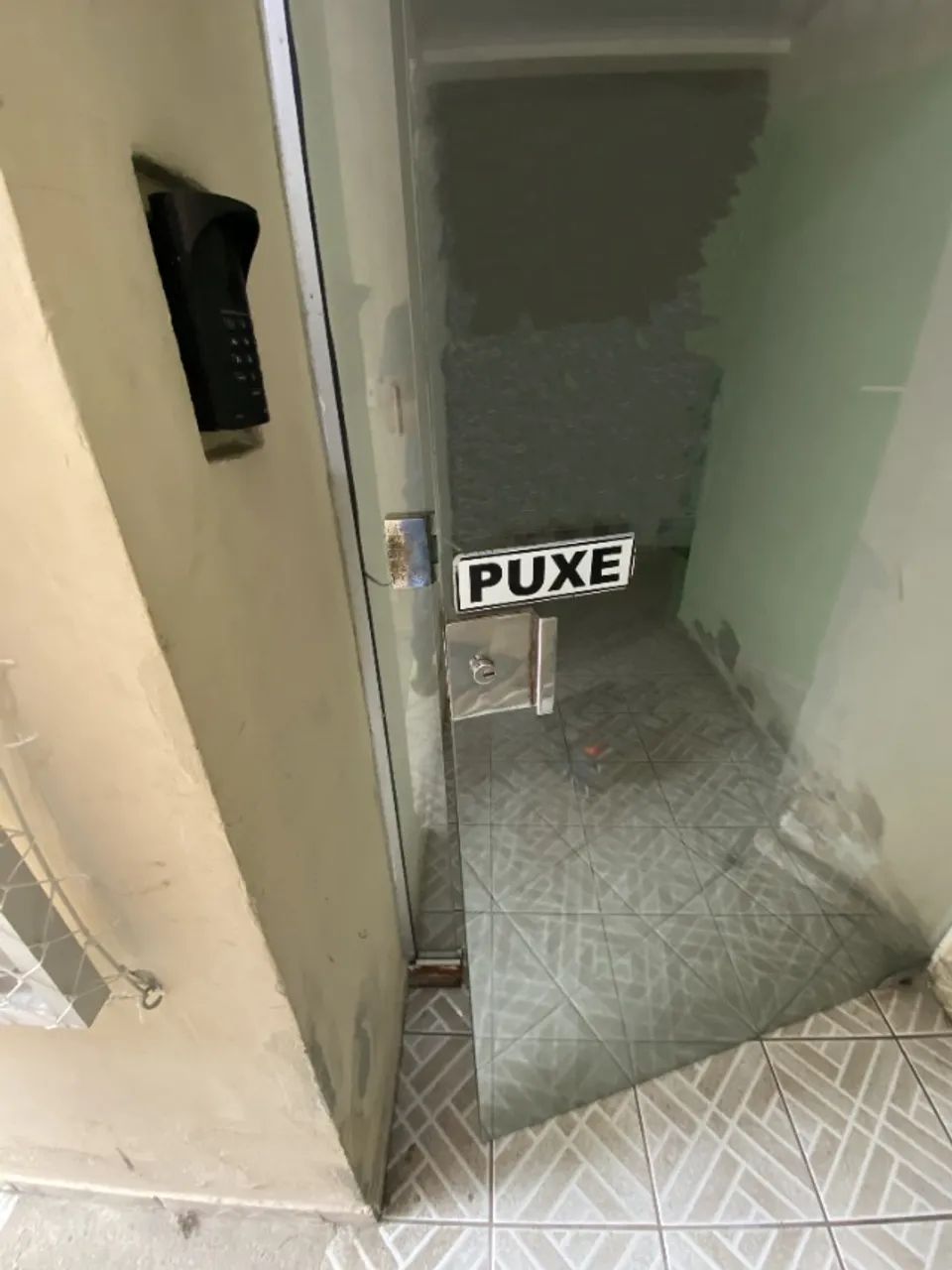 Porta de vidro temperado c/ fechadura magnética
