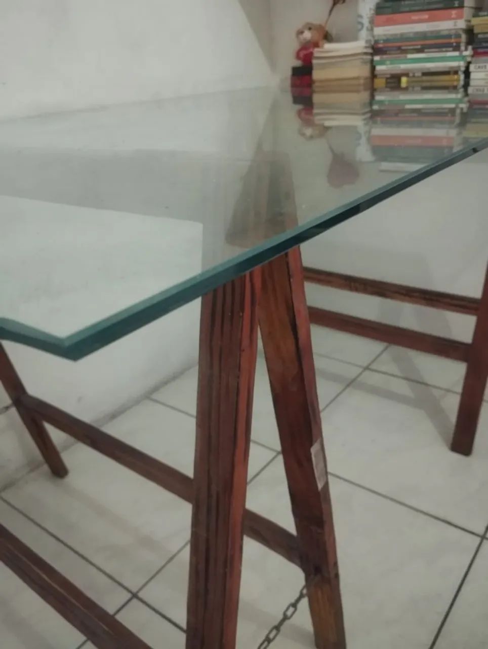 Mesa com tampo de vidro e base de madeira65163274357121120