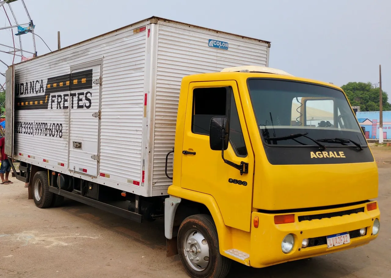 Vende frete caminhão baú 6 metros
