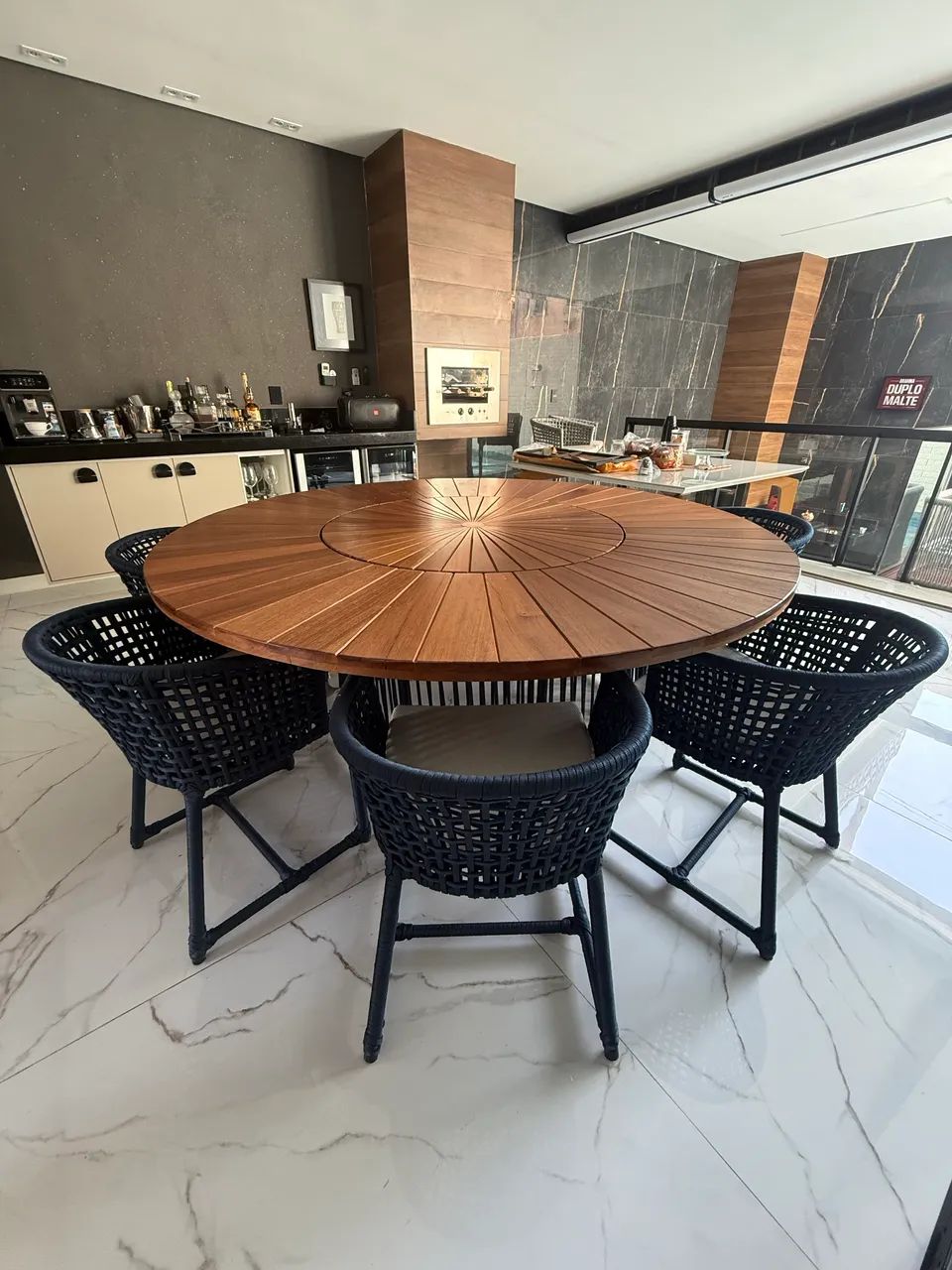 Mesa de 8 cadeiras com tampo giratório embutido
