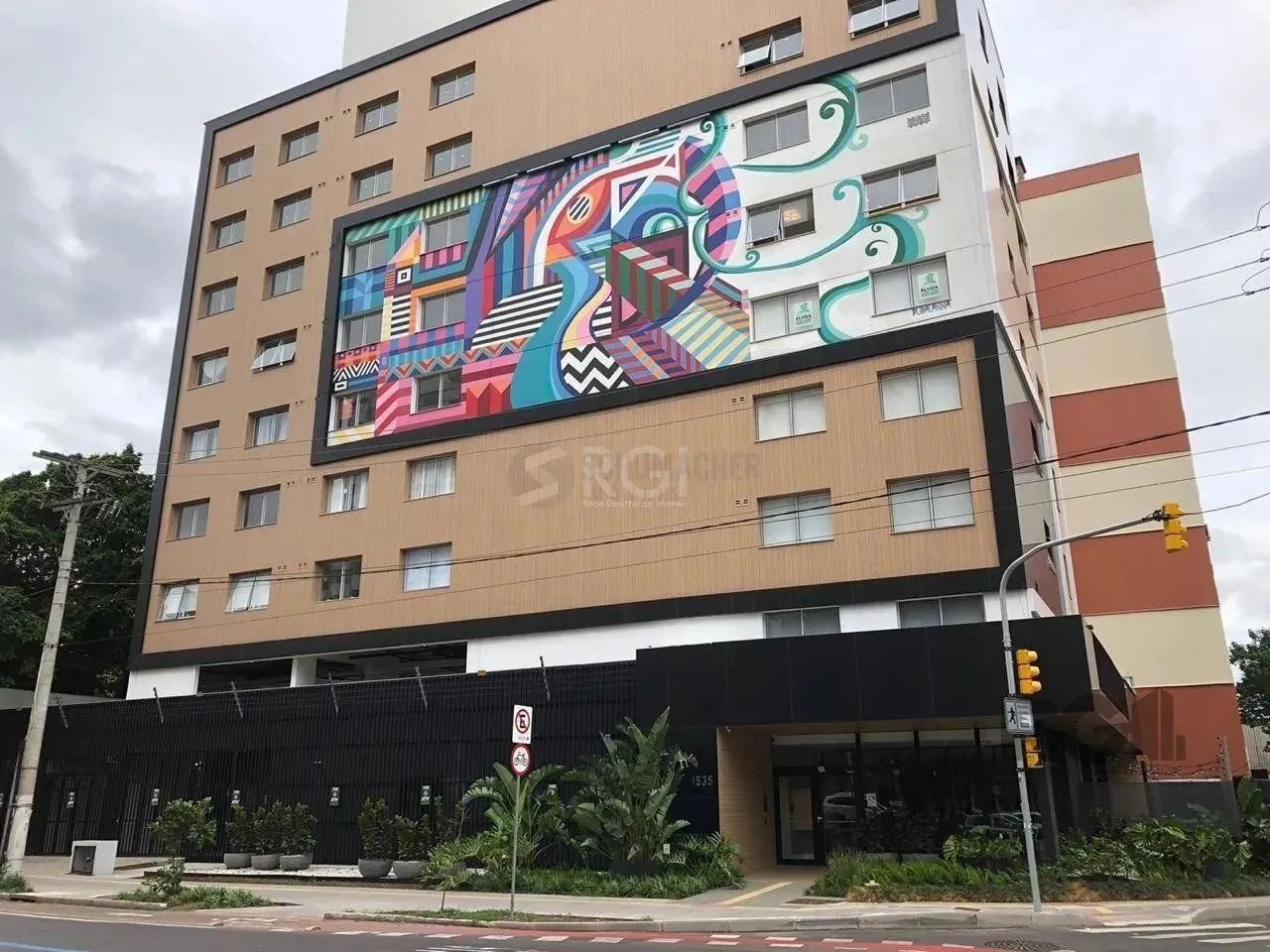 Stúdio totalmente mobiliado, na Cidade Baixa,com box,prédio com infraestrutura