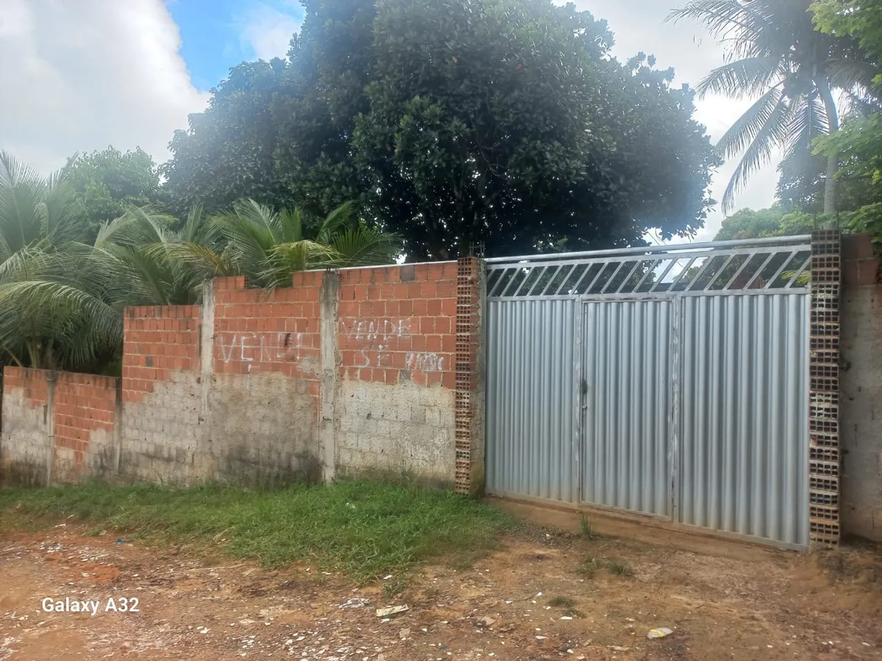 Venda de terreno com 3 casas