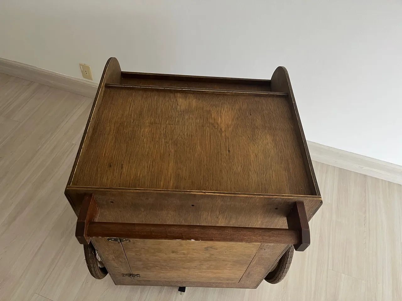 Carrinho de mão de madeira vintage - Foto 2