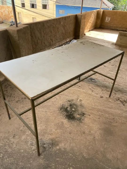 Mesa de metal com tampo branco