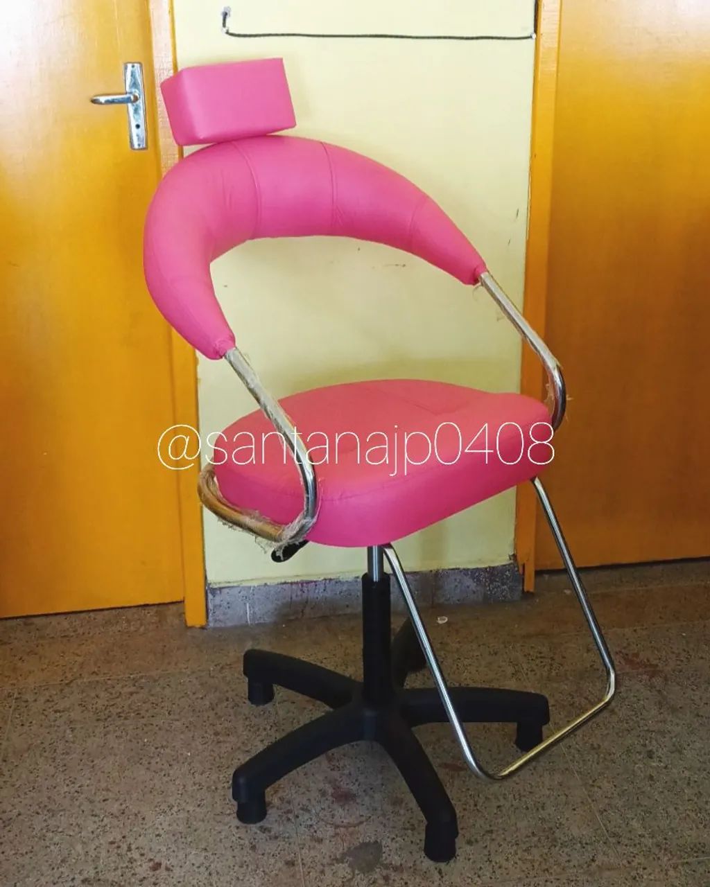 Cadeira disponível em várias cores 