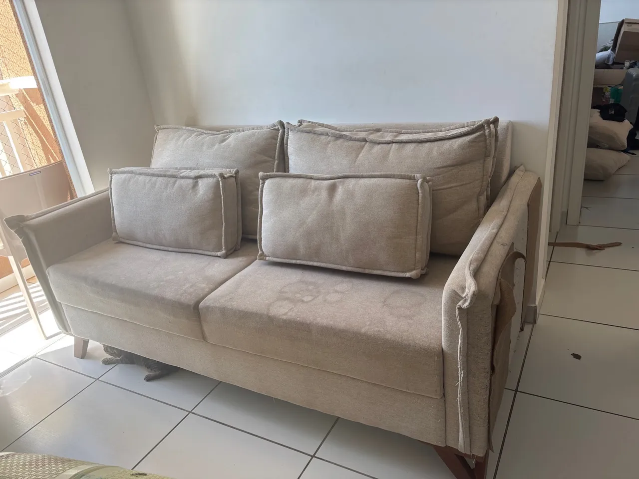 Vendo sofá retrô com base de madeira! Para vender logo!