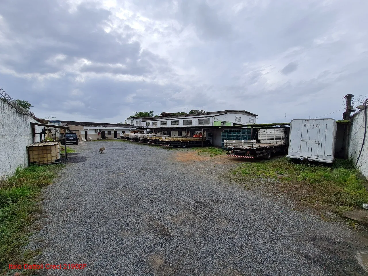 Excelente terreno com 1.096 m², bem localizado, com área construída, Pirajá, Salvador, BA.