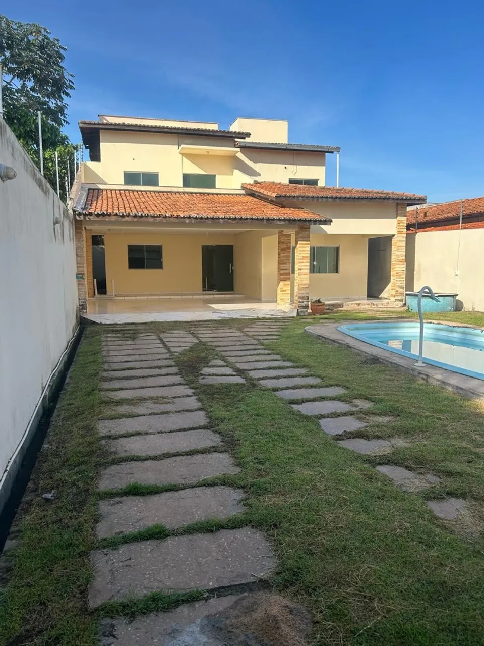 ALUGA-SE CASA BEM LOCALIZADA