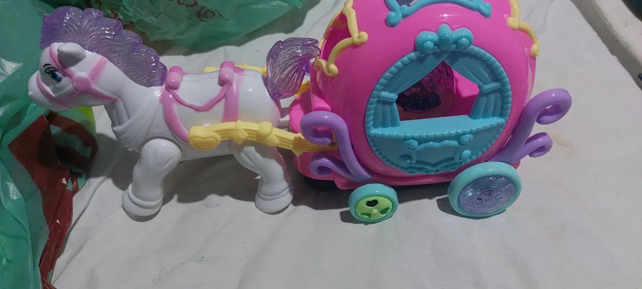 Carruagem da Cinderela com Cavalo - Brinquedo Musical e Luminoso - Foto 2