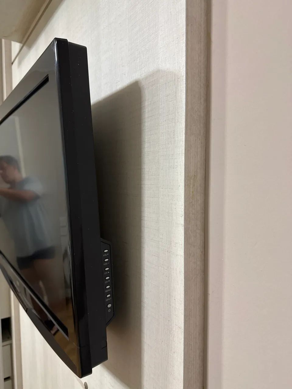 32-inch non-smart TV64522271981697121