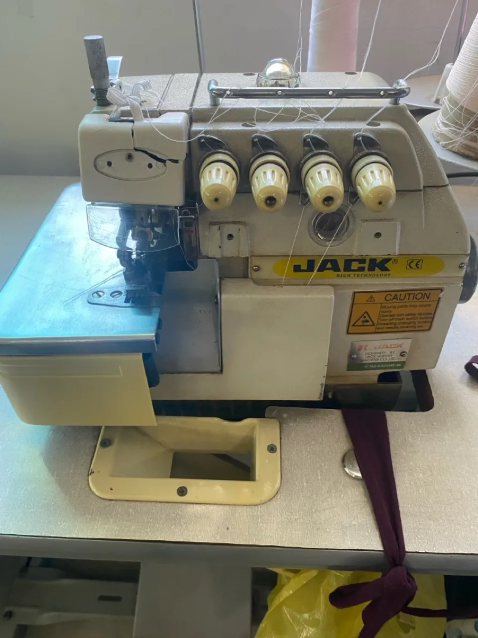 Maquina de costura Interloque marca Jack