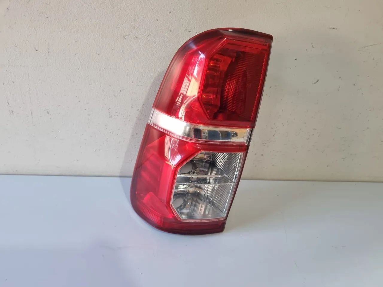 Lanterna esquerda Hilux 2012/2013/2014/2015
