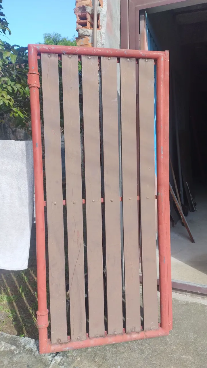 Portão de Madeira e tubo galvanizado