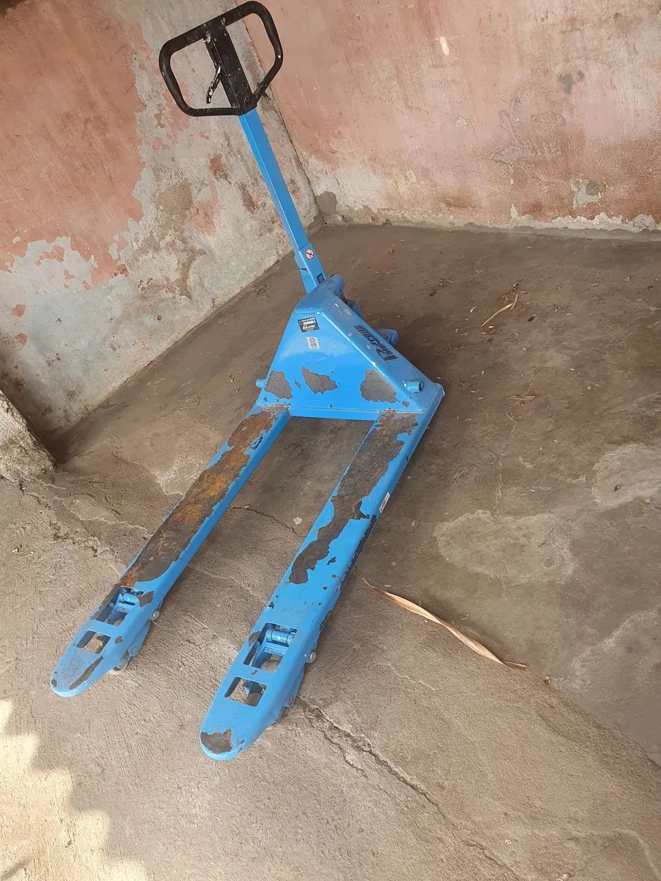 Transpalete Paleteira Manual Hidraulica TM 2500kg 680mm com roda dupla de Nylon - Foto 5