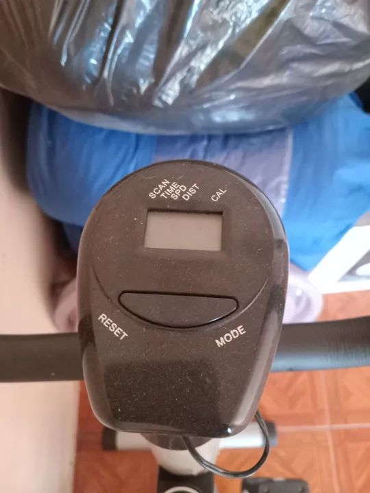 Bicicleta Ergométrica - Ótima para treinar em casa - Foto 3