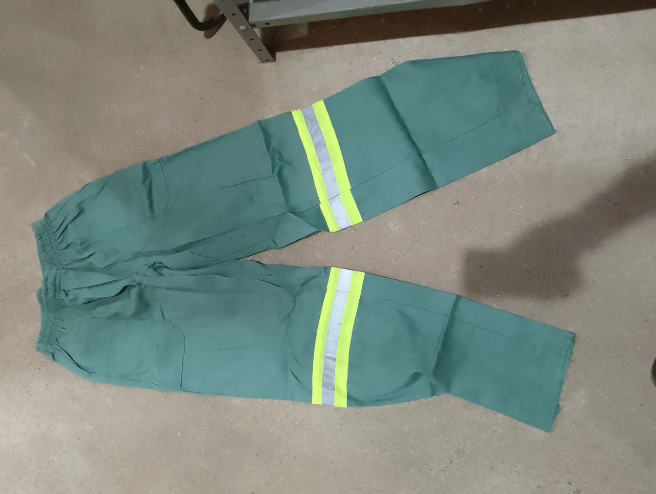 Calça de trabalho com refletivo 