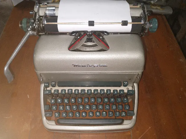 Máquina de escrever Remington antiga