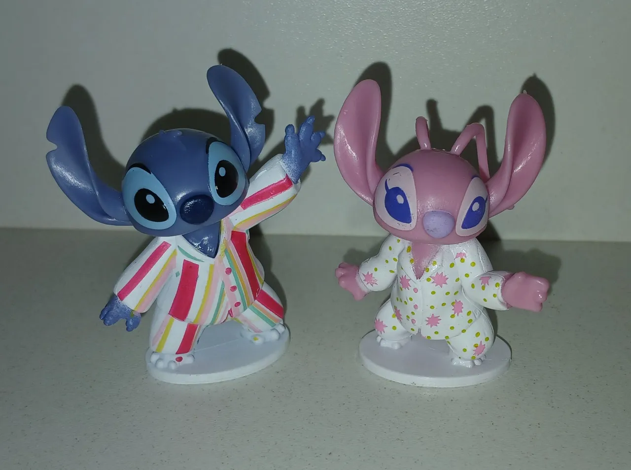 LOTE BONECOS MINIATURAS ORIGINAIS DISNEY LILOE STITCH E ANGEL DE PIJAMAS