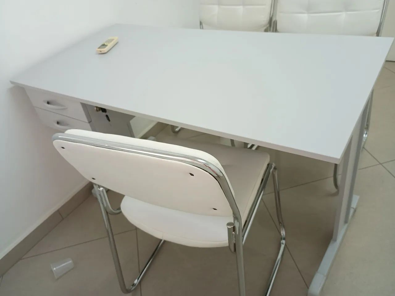 Mesa,escrivaninha para clinica escritório, com gavetas e chave - Foto 2