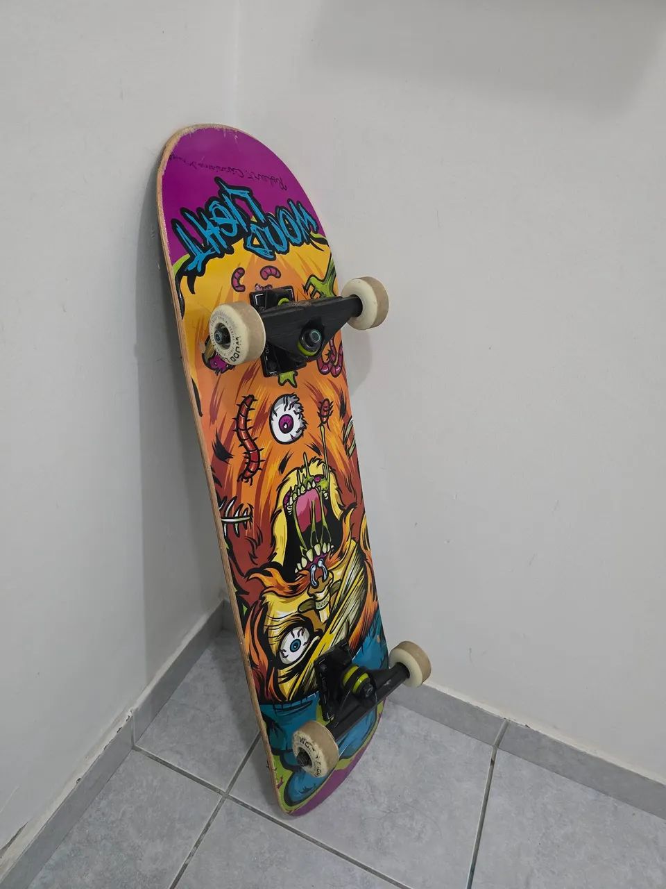 Skate com shape decorado