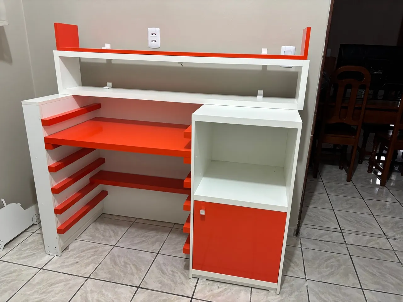 Escrivaninha para criança - mesa regulável de acordo com a altura