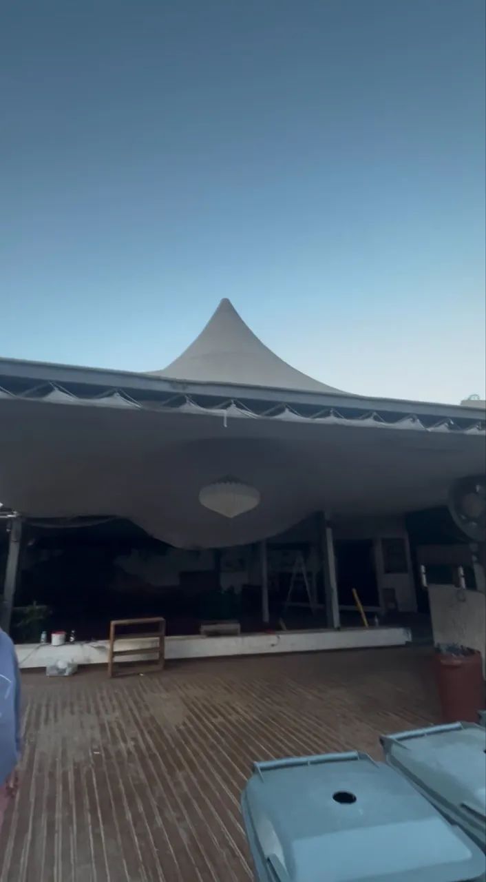 VENDO TENDA CHAPÉU DE BRUXA COM CALHAS  - Foto 2