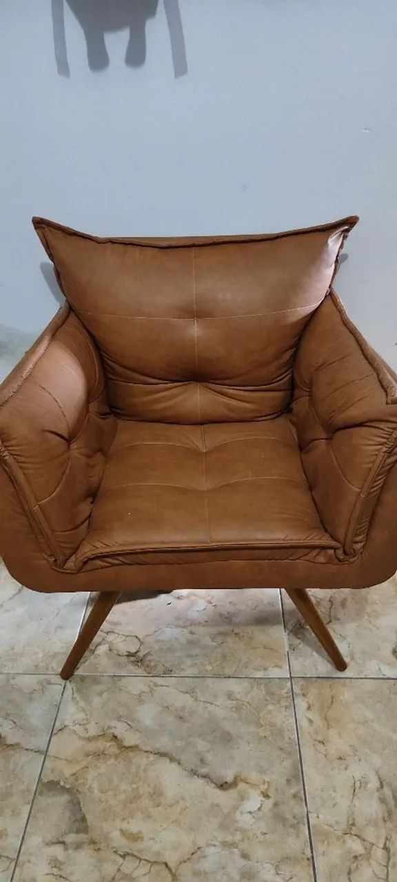 Poltrona Azaléia em couro 
