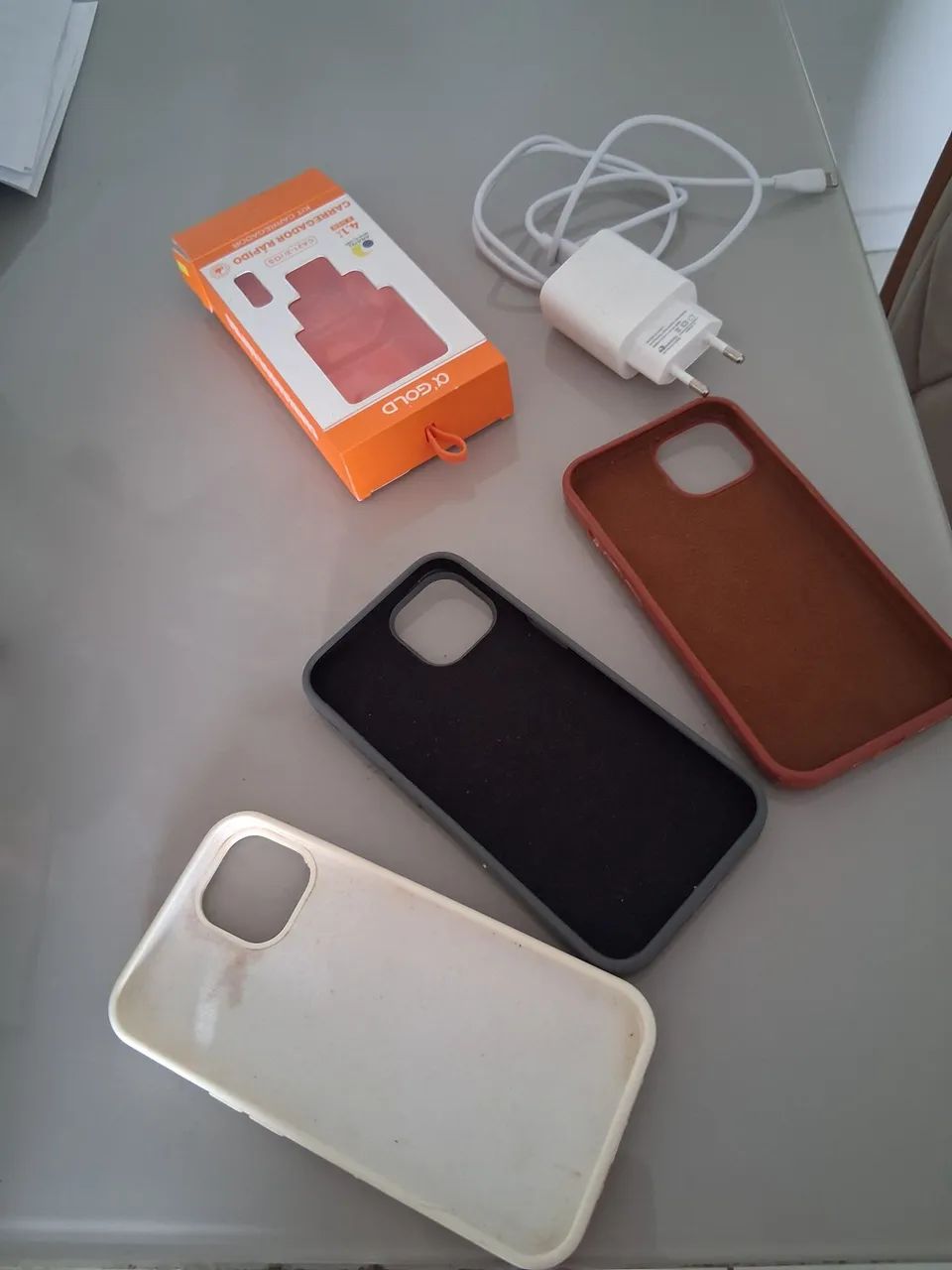Vendo carregador de iPhone e 3 capinhas de iPhone 13 - Foto 2