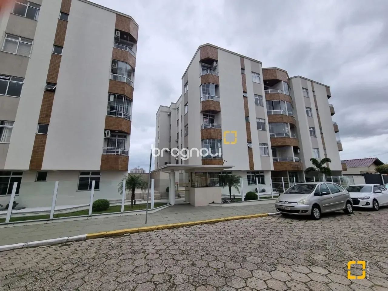 Apto Capoeiras 03 quartos com suíte duas sacadas e garagem. - Foto 2