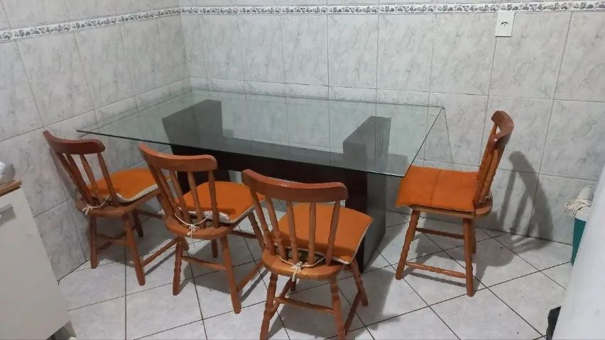 Mesa de jantar com tampo de vidro + 4 cadeiras