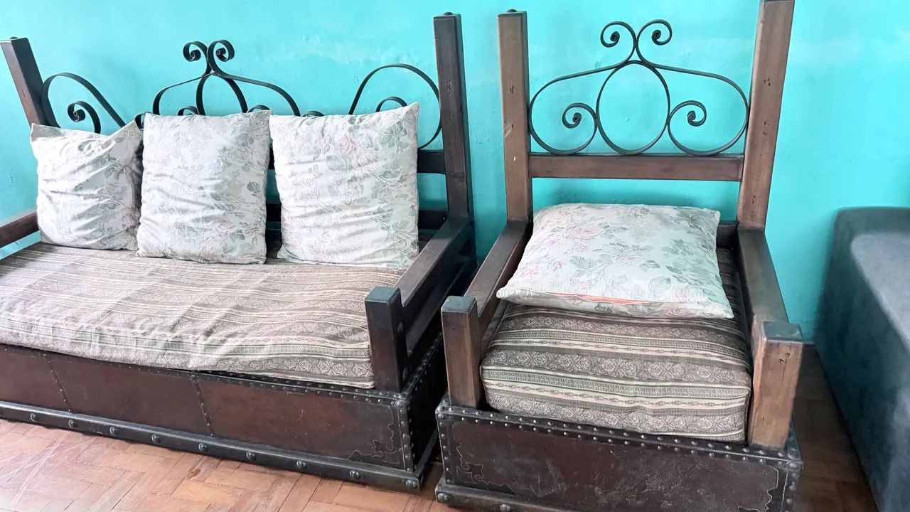 Sofá rústico de madeira maciça e ferro fundido 