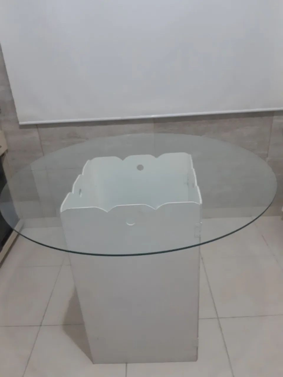 Mesa redonda de vidro com pé em madeira