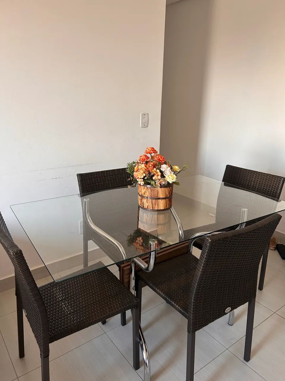 Vendo mesa de vidro com 4 cadeiras  - Foto 2