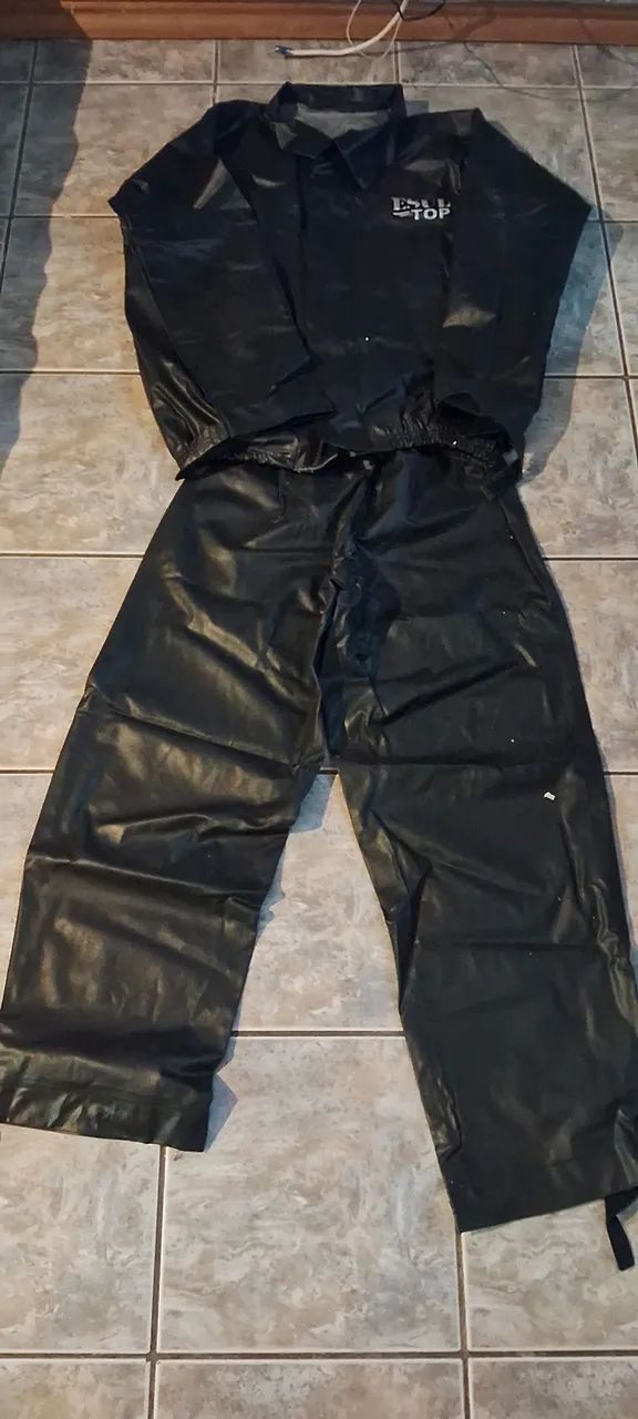 Conjunto impermeável : 02 casacos e uma calça. 