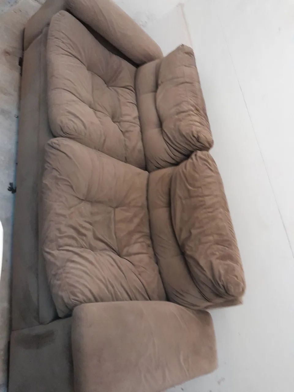 Sofá dois lugares semi novo, com sinais de uso.