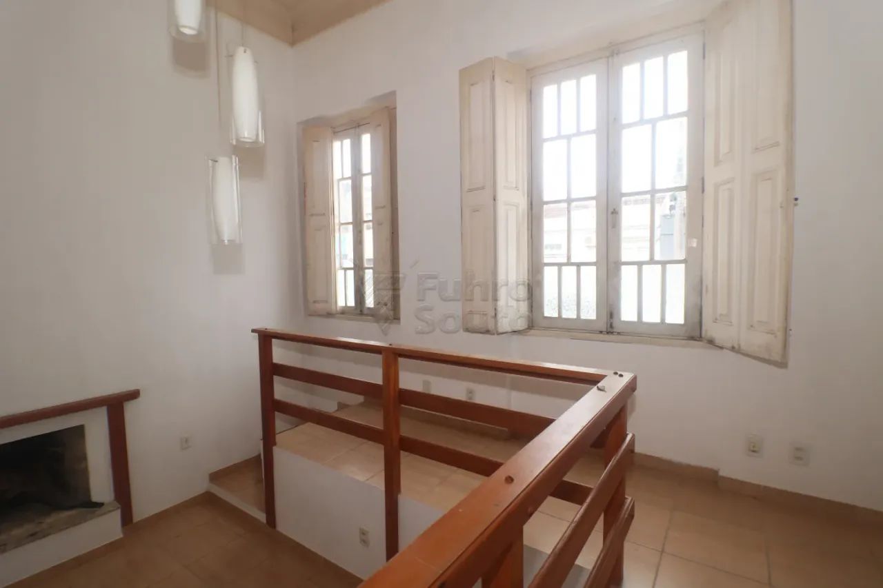 Casa histórica com ambientes amplos e muito charme - Centro de Pelotas - Foto 4