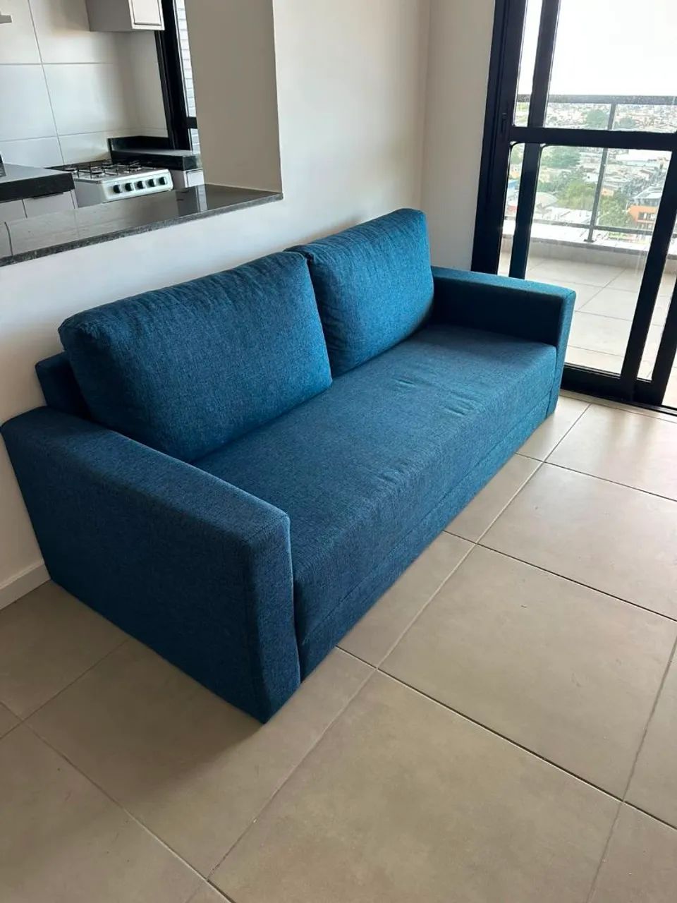 Vendo sofá azul, pouquíssimo uso, 3 lugares 2mX95cm - Foto 3