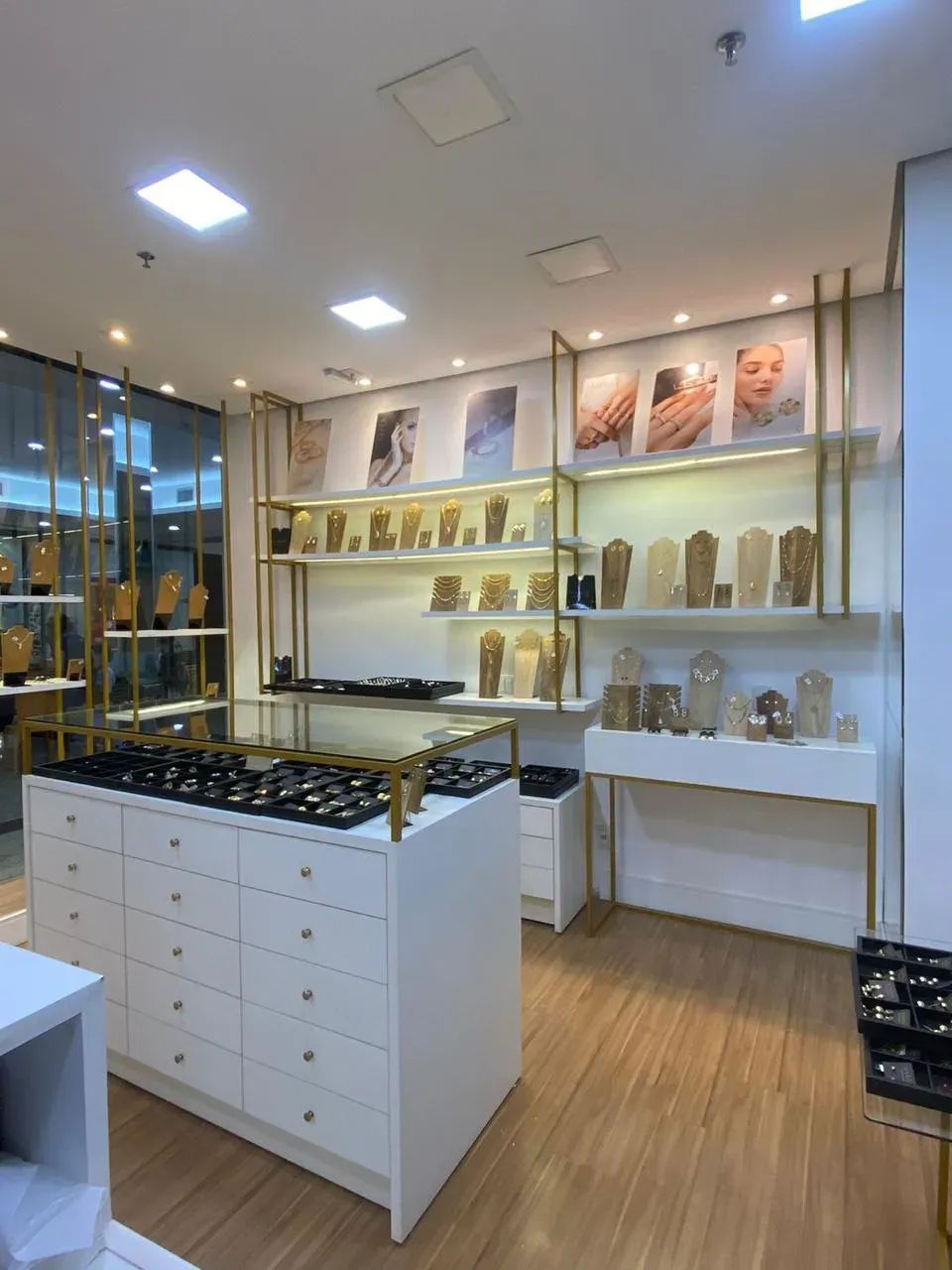 Vende- se uma Botique e Semi-Jóias no Shopping