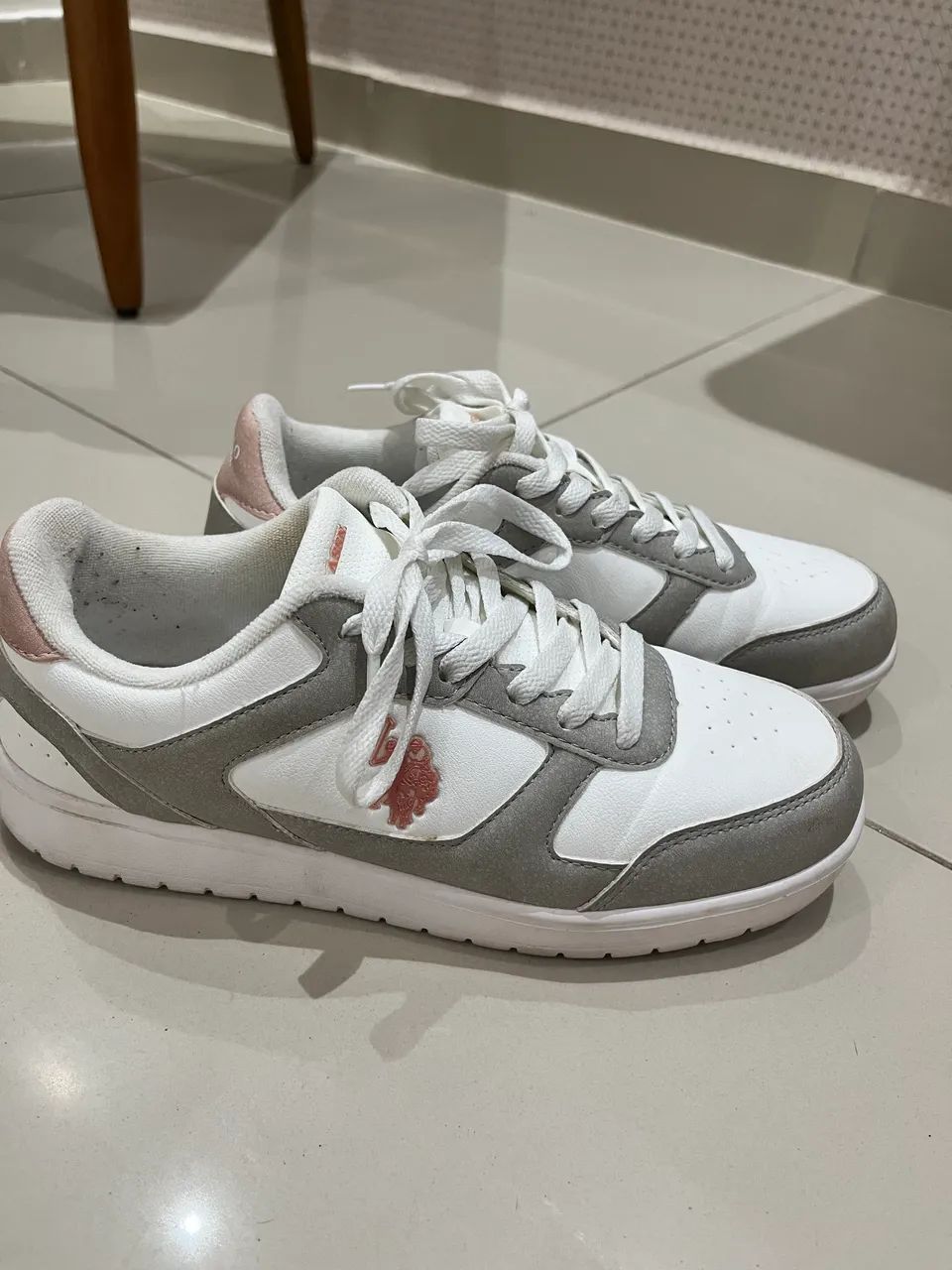 Tênis polo branco e rosa