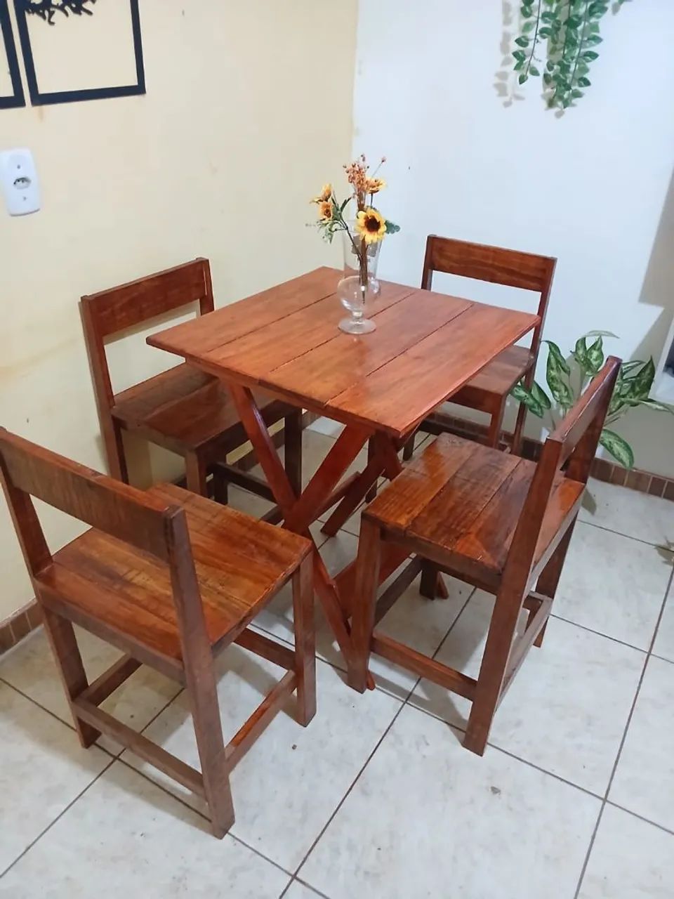 Jogo de mesa e cadeiras 