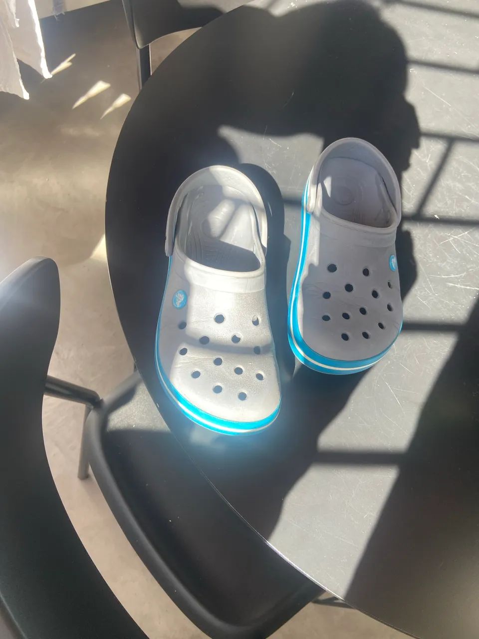 Crocs Crocband cinza grafite  - Foto 4