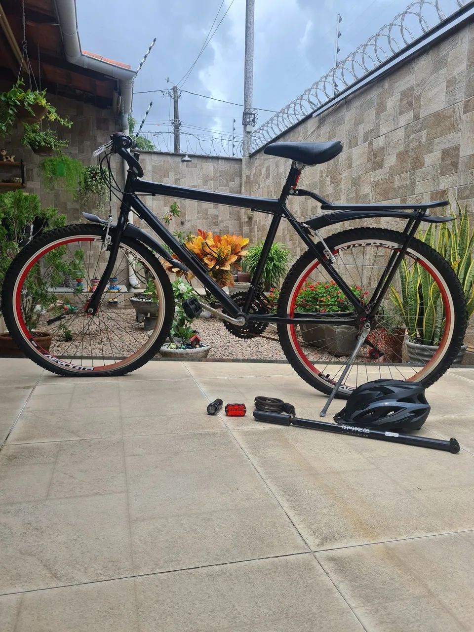 Vende-se bicicleta e acessórios 