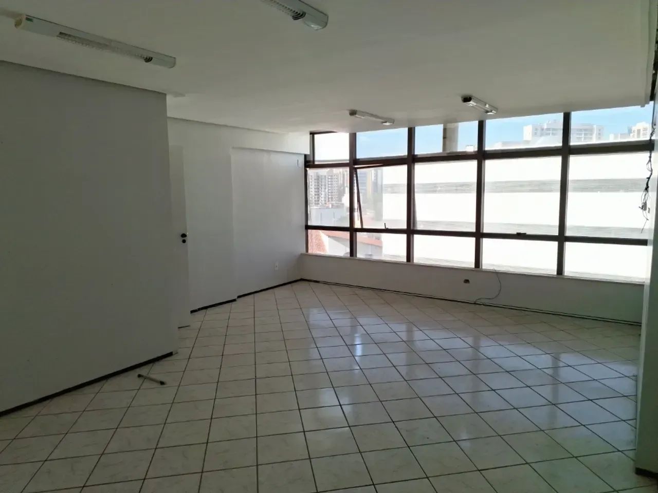 Alugo Sala Comercial  Planta Tower - Renascença