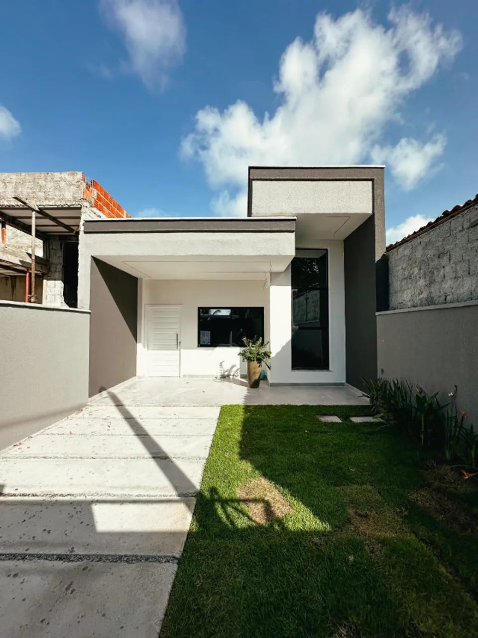 Casa plana solta com  três quartos sendo dois suítes no Eusébio  107m²