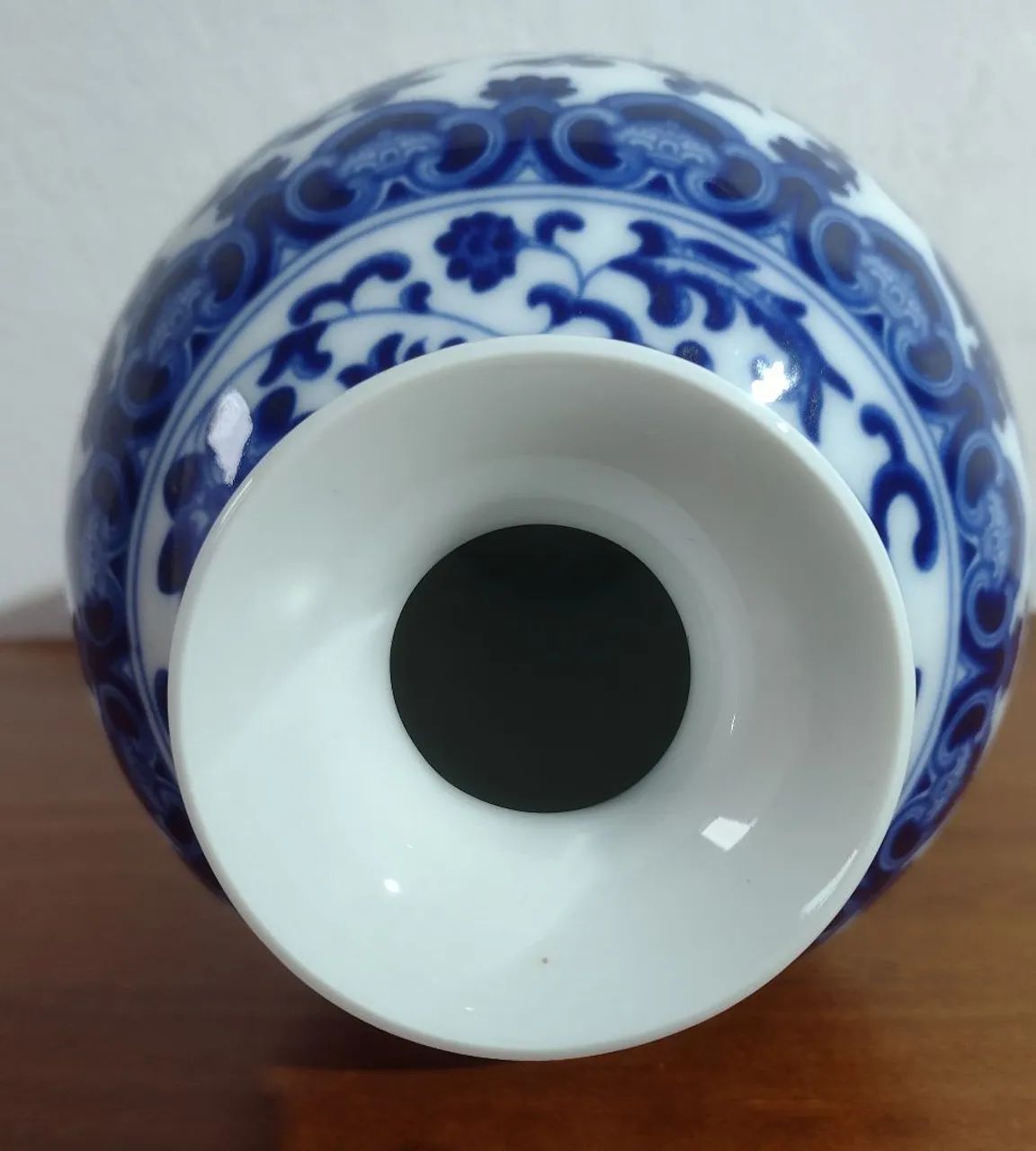 Vaso floreiro de porcelana azul e branco  - Foto 4