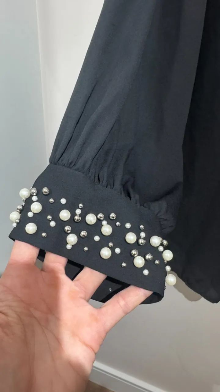 Camisa Preta Elegante com Pérolas nos Punhos Zara - Tamanho P - Foto 3