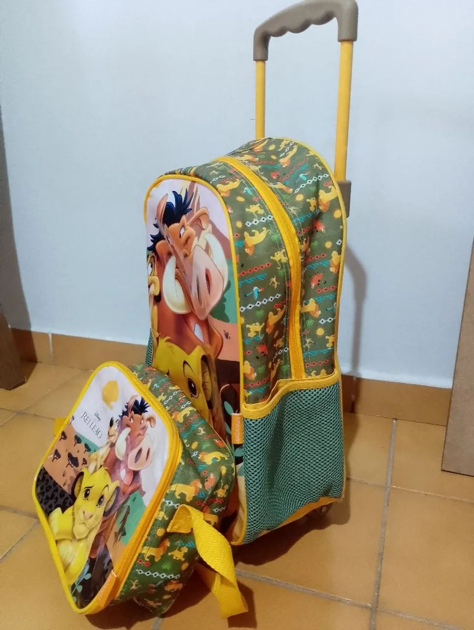 Kit Escolar Rei Leão Disney - Mochila de Rodinhas + Lancheira Térmica (Ótimo Estado) - Foto 2