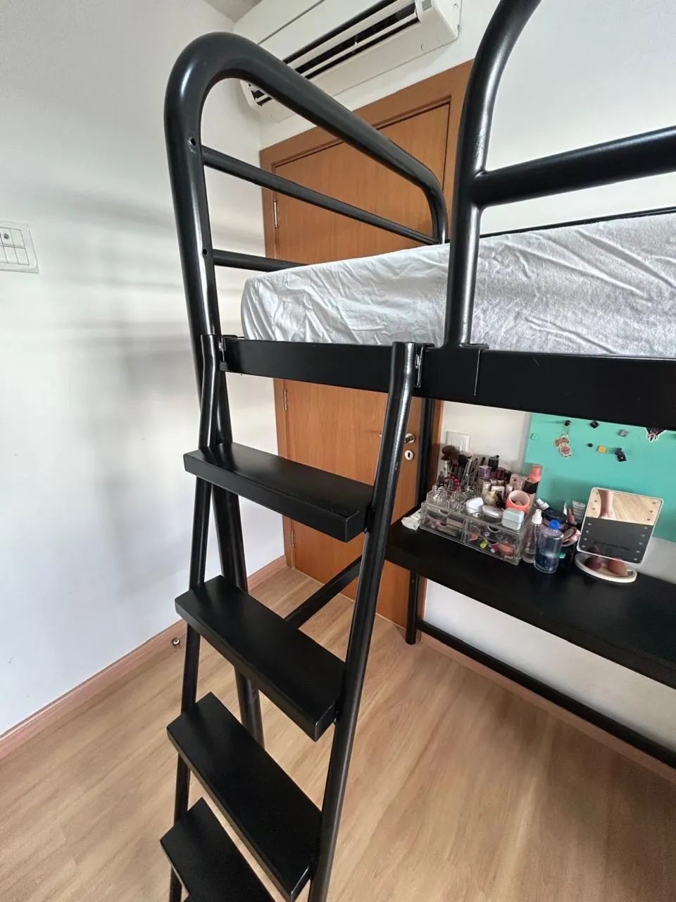 Cama Beliche com escrivaninha e escada - Foto 5