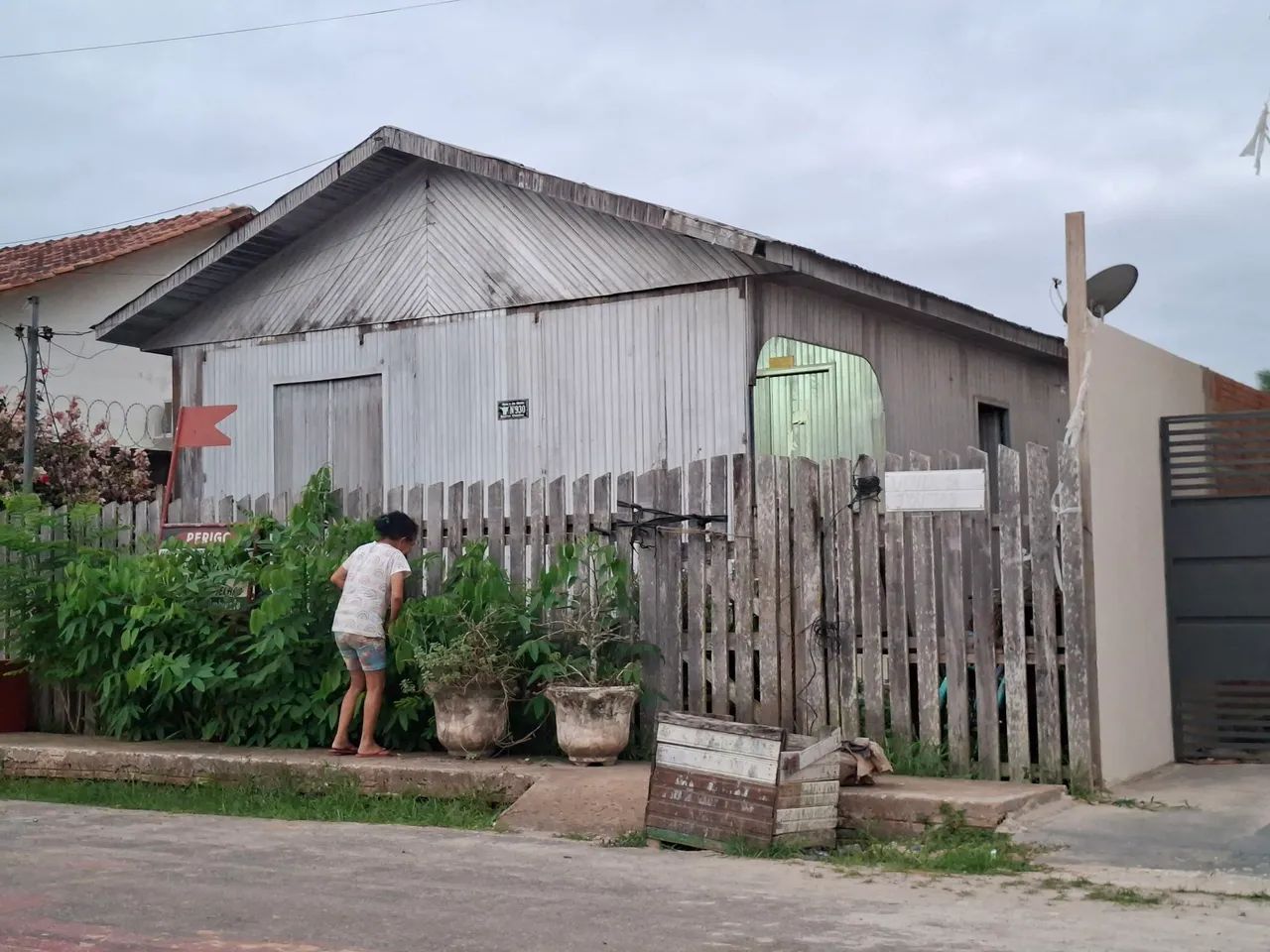 CASA BEM LOCALIZADA COM TERRENO - Foto 2